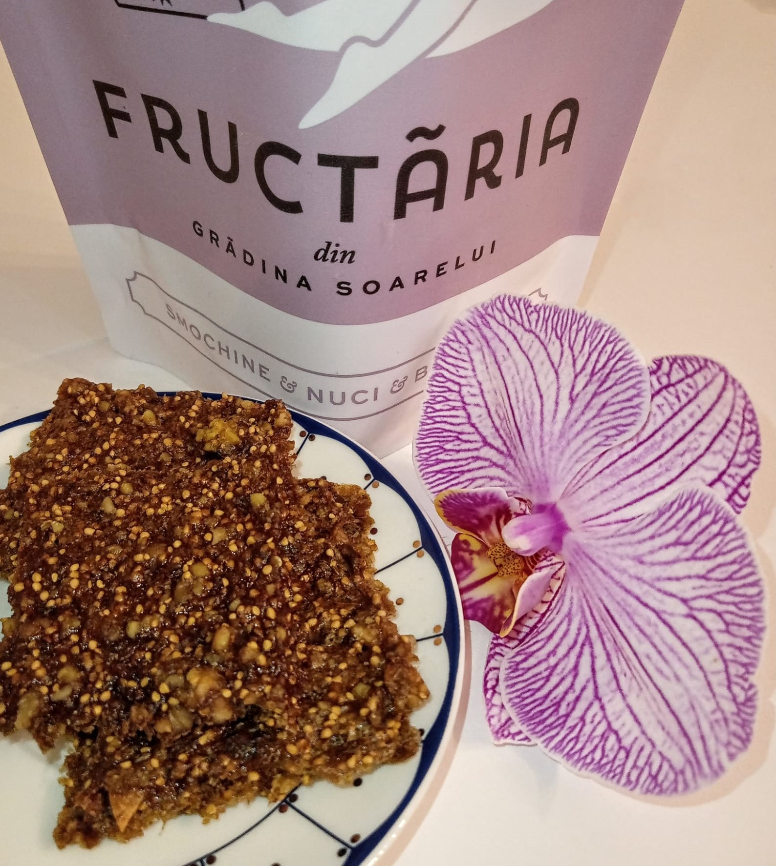 Dried fruit snack - Figs, walnuts, basil